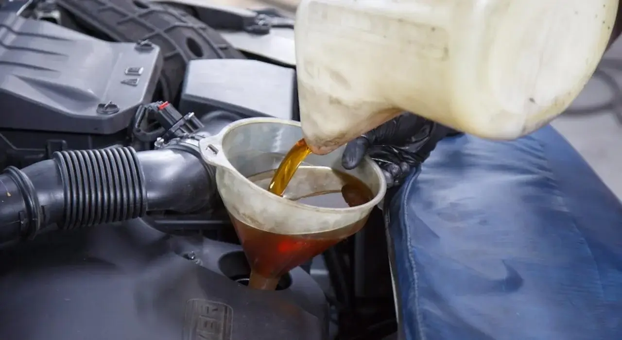 You are currently viewing 6 Top Reasons For Car Losing Oil But No Leak Or Smoke: How To Fix It?